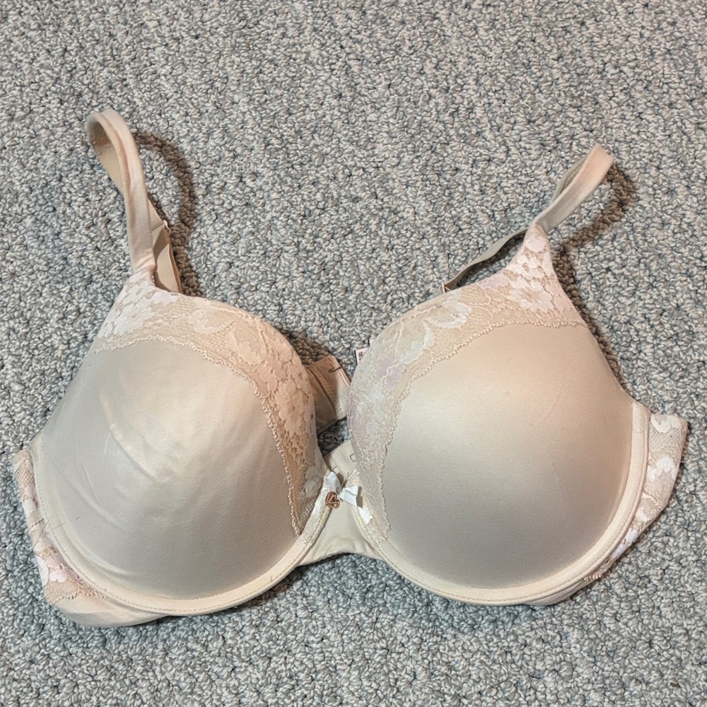 Victoria's Secret Lace Accent Bra in Cream